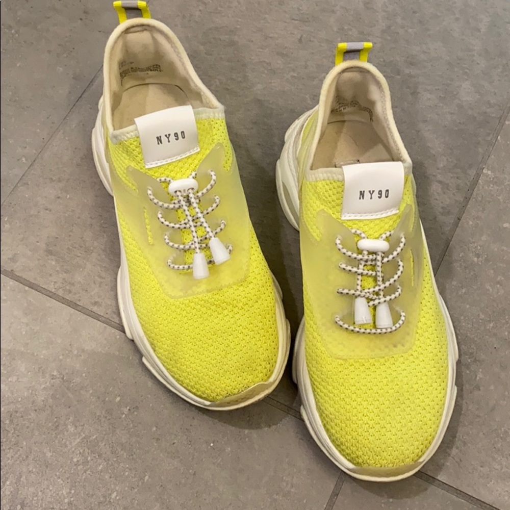 Lightly Worn Steve Madden MYLES sneaker